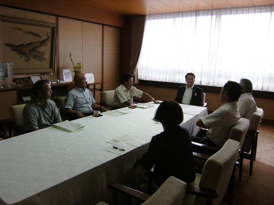 平井伸治鳥取県知事に、理事就任の挨拶が行われました。