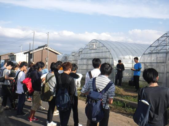 鳥取大学の学生がアグリスタート研修修了生のほ場視察を行いました。
